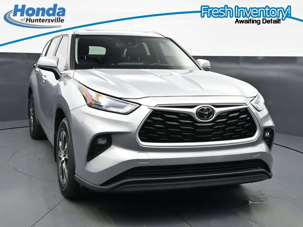 Used 2024 Toyota Highlander XLE FWD image 1