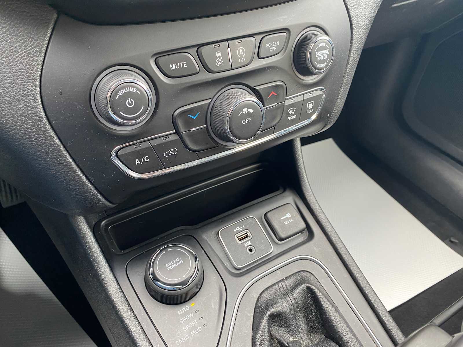 Used 2020 Jeep Cherokee Latitude Plus w/ Cold Weather Group image 30