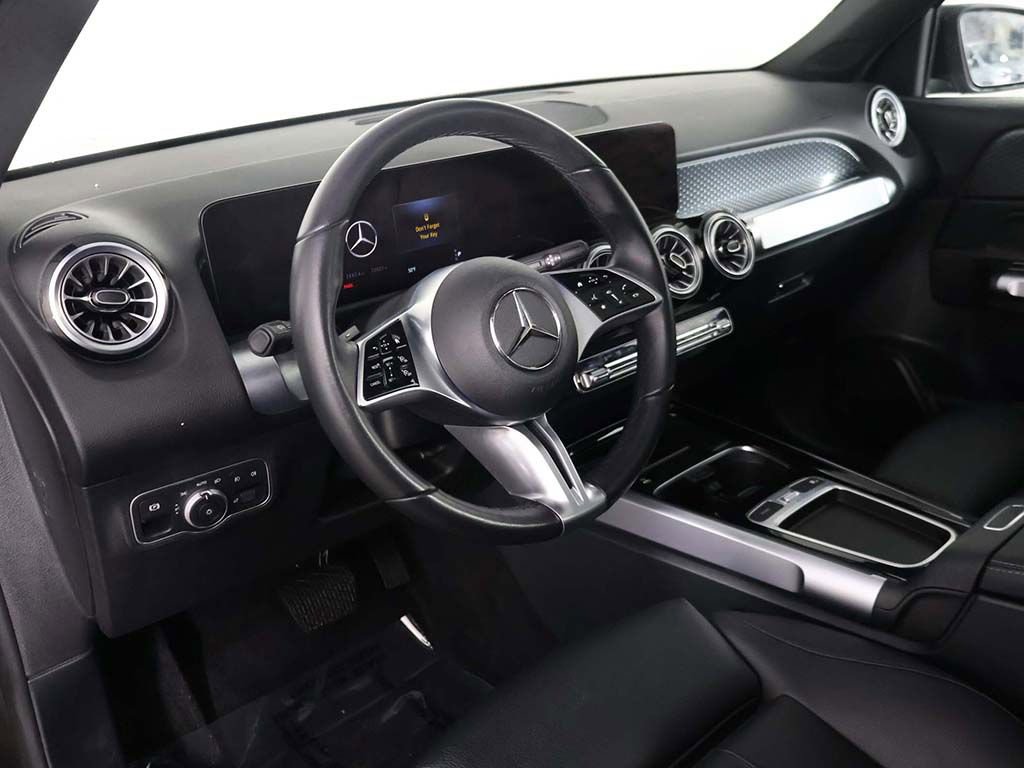 Used 2025 Mercedes-Benz GLB 250 4MATIC image 27