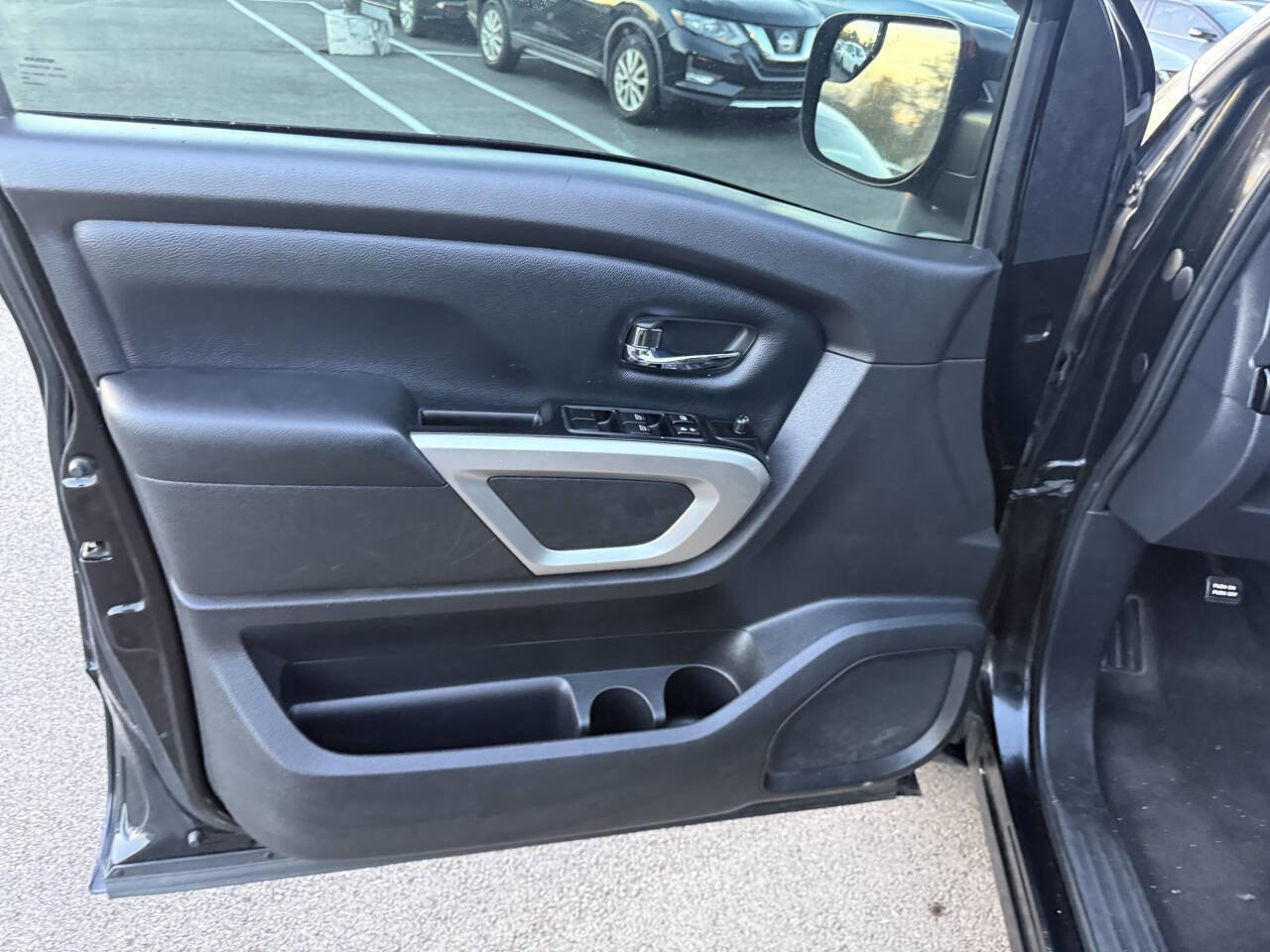Used 2018 Nissan Titan SV w/ SV Convenience Package RWD image 17