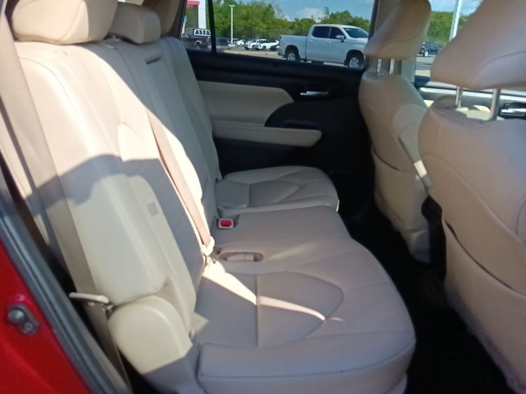 Used 2023 Toyota Highlander XLE FWD image 33