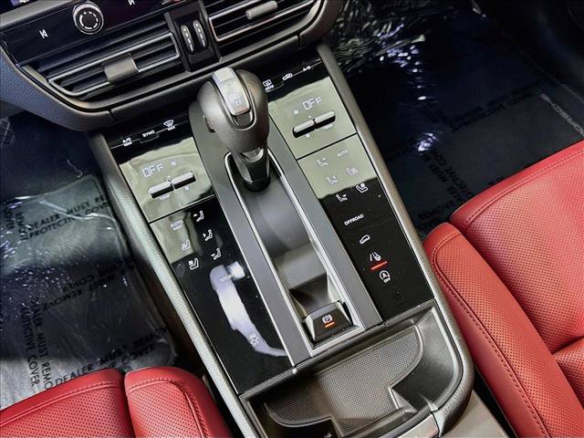 Certified 2026 Porsche Macan AWD/4WD image 18