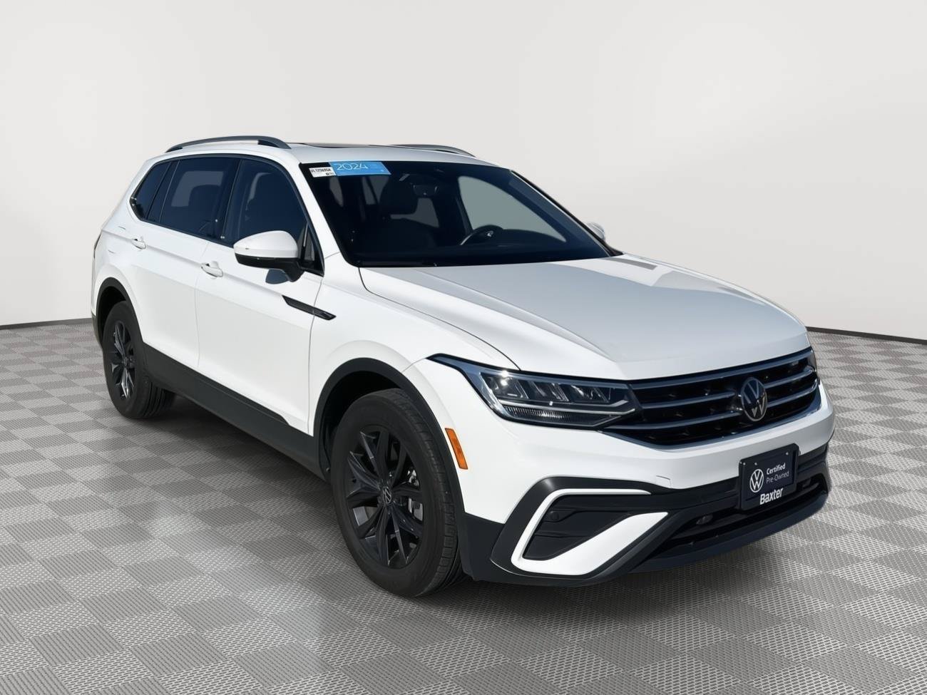 Certified 2024 Volkswagen Tiguan SE w/ Panoramic Sunroof Package AWD/4WD image 4