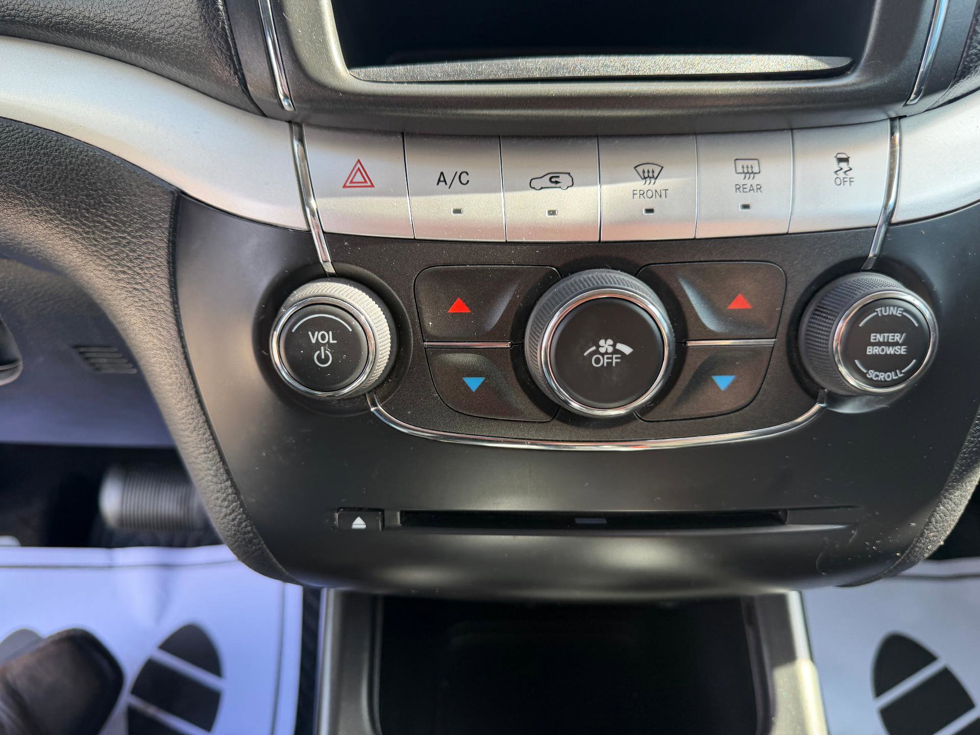 Used 2019 Dodge Journey SE FWD image 26