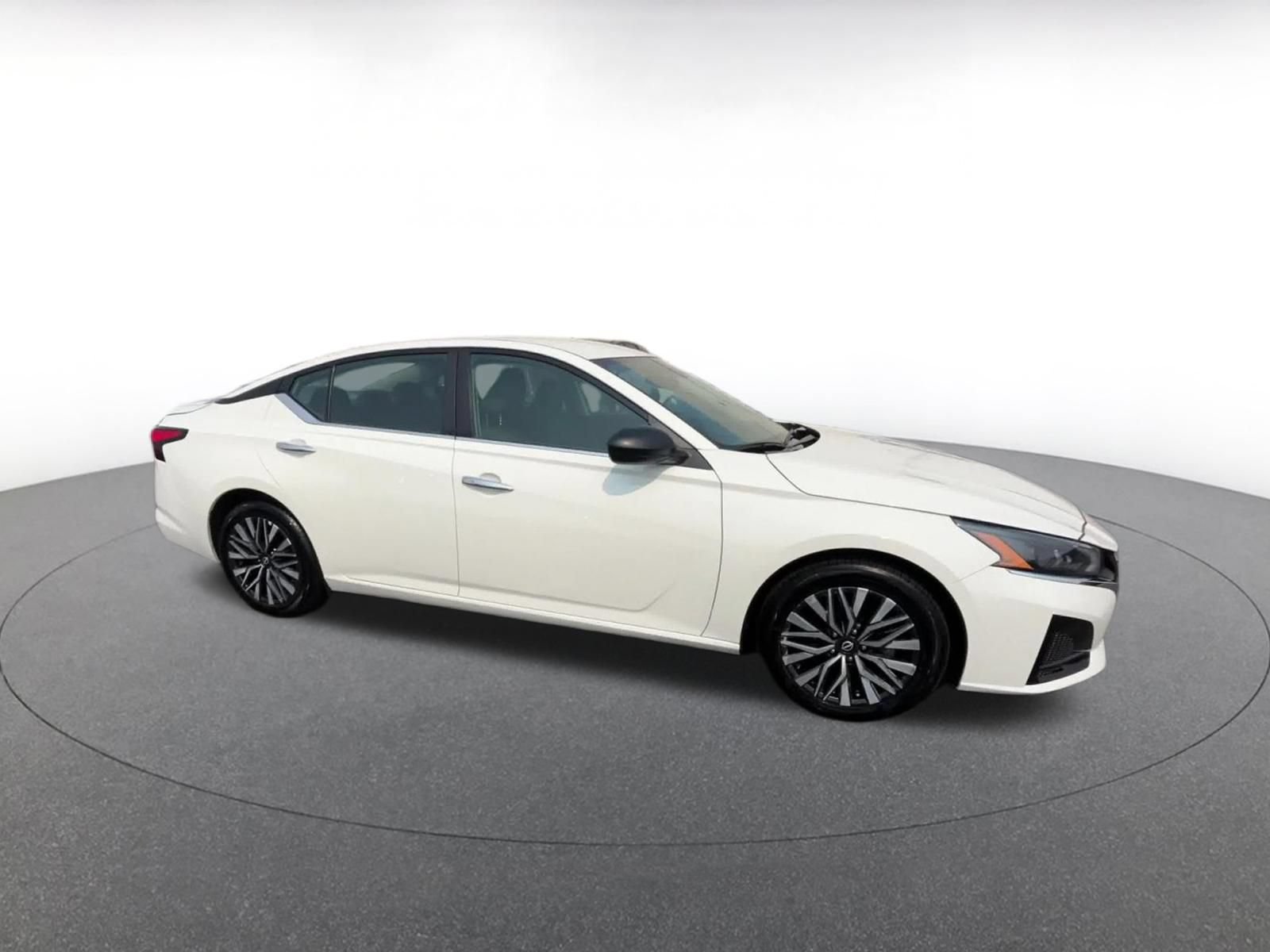 Used 2025 Nissan Altima 2.5 SV FWD image 2
