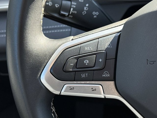 Used 2025 Volkswagen Tiguan SE AWD/4WD image 23