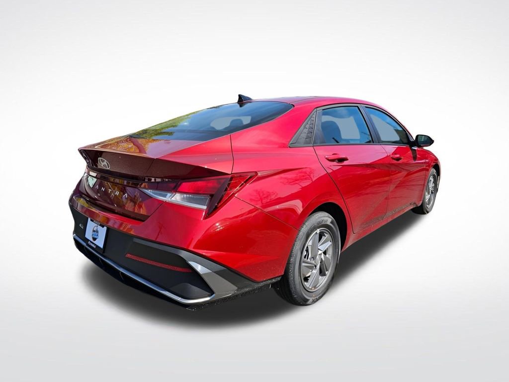 Used 2025 Hyundai Elantra SE image 5