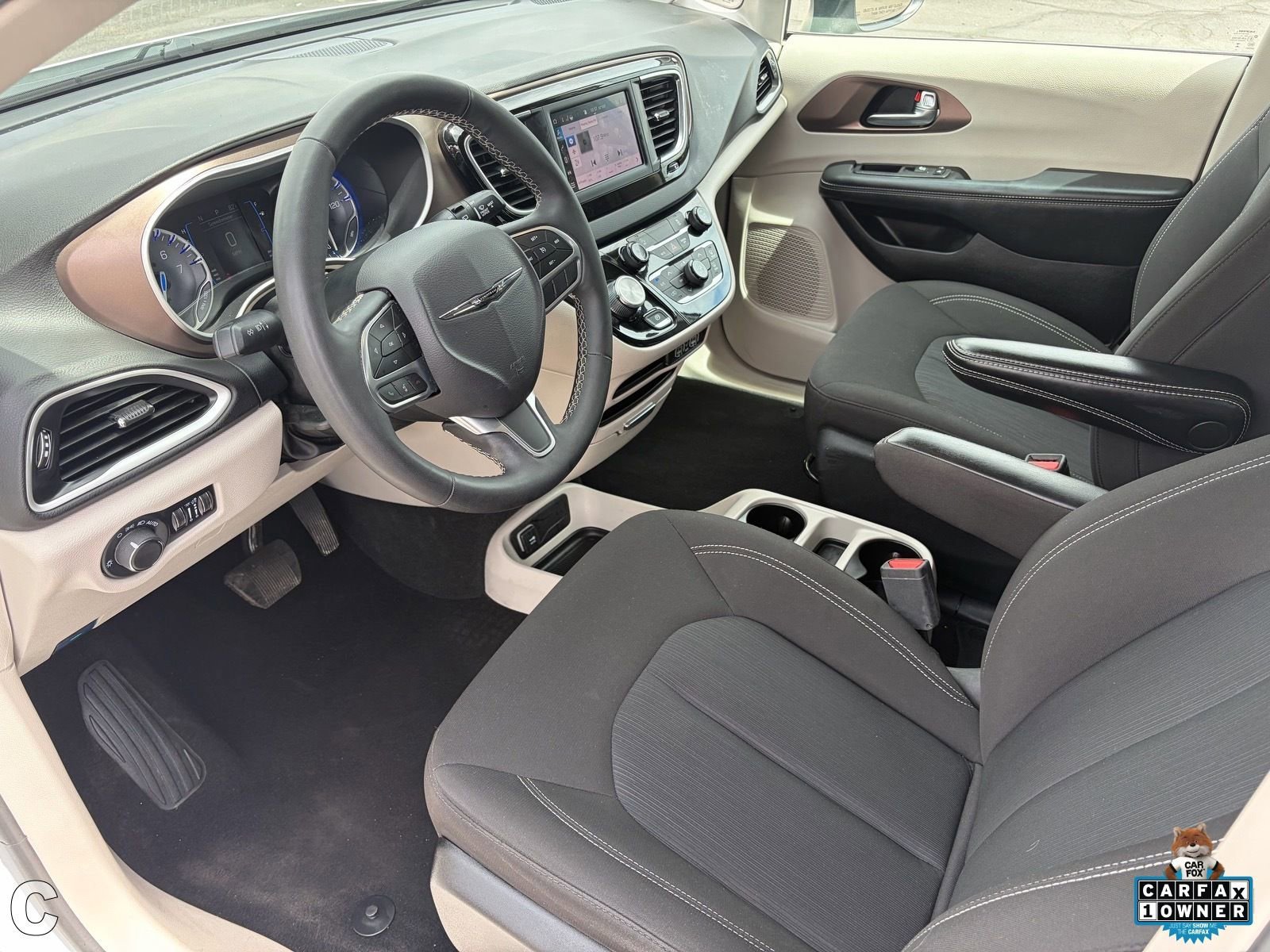 Used 2024 Chrysler Voyager LX image 10