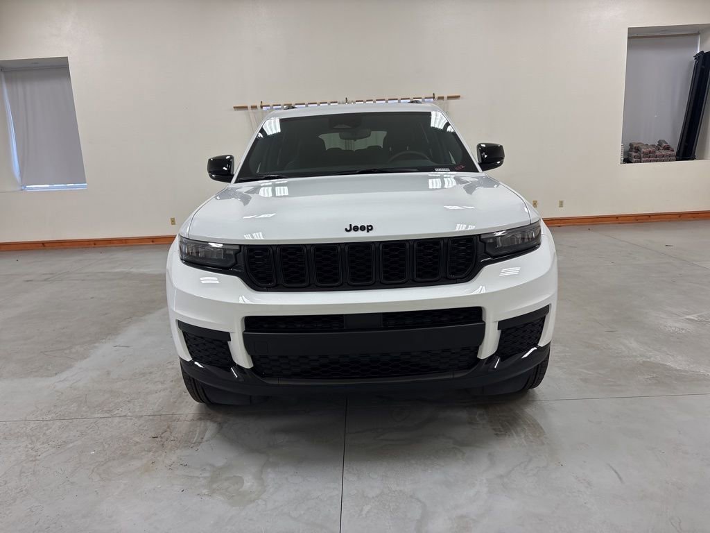 Used 2024 Jeep Grand Cherokee L Laredo image 3
