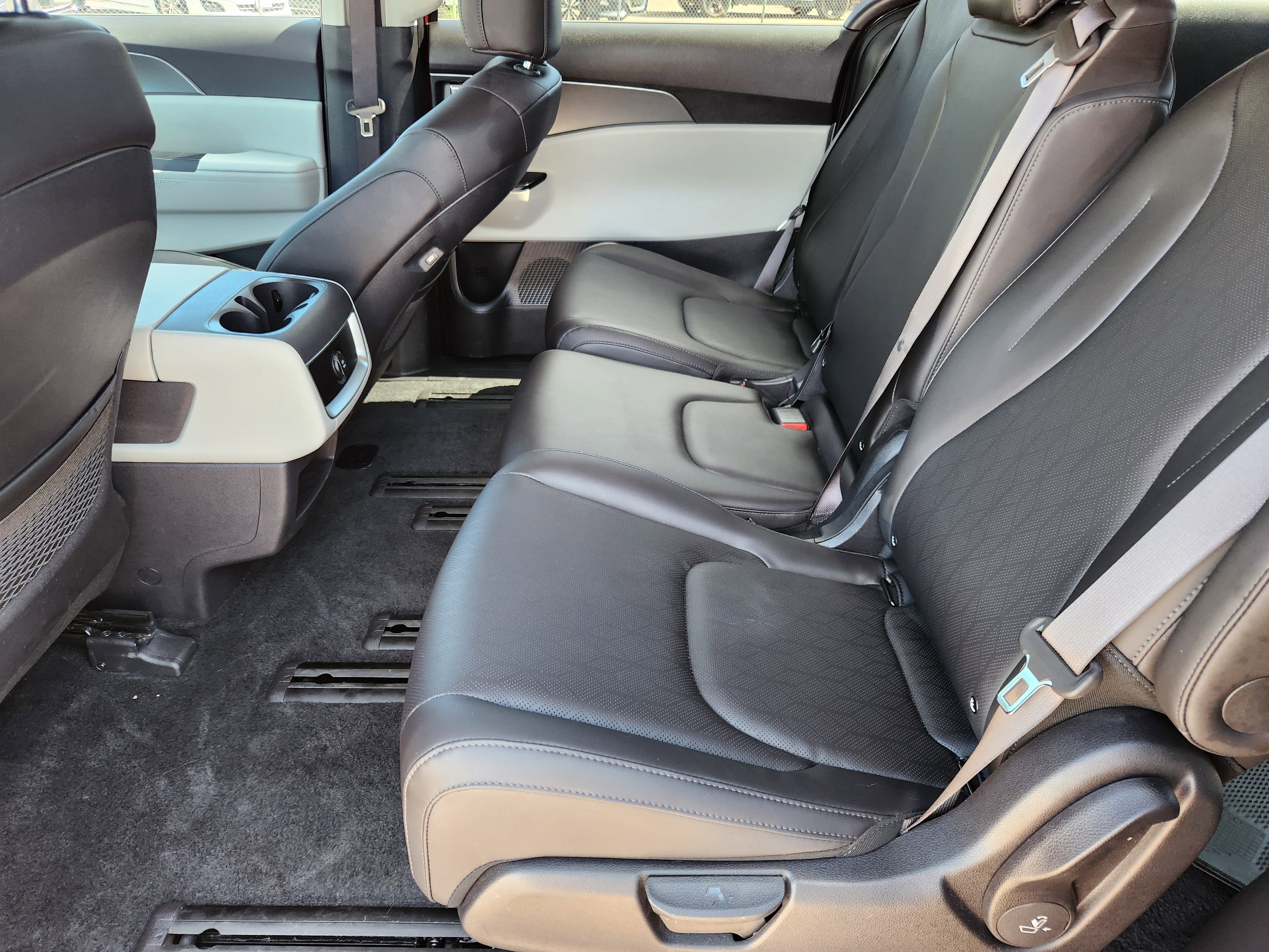 Used 2024 Kia Carnival LX image 8