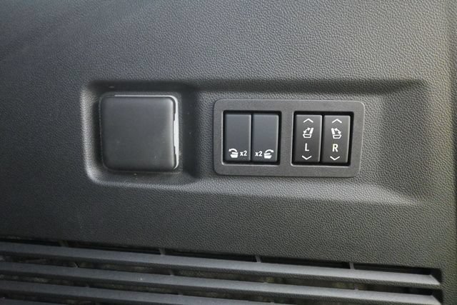 Used 2025 GMC Yukon Elevation w/ LPO, Elevation Black Package AWD/4WD image 29