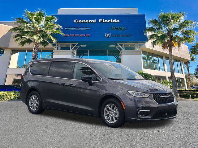Certified 2023 Chrysler Pacifica Touring-L image 2