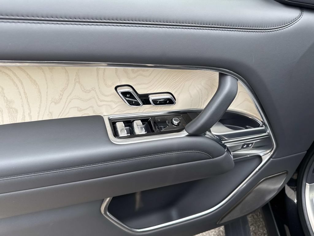 Certified 2024 Land Rover Range Rover SV AWD/4WD image 19