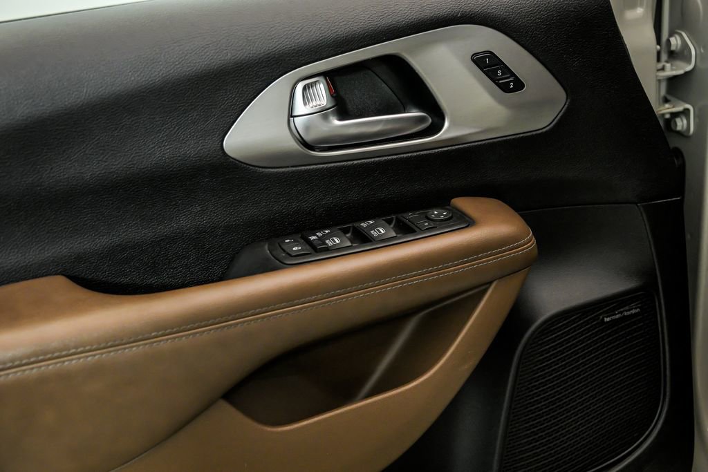 Used 2021 Chrysler Pacifica Limited w/ Uconnect Theater Family Group image 9