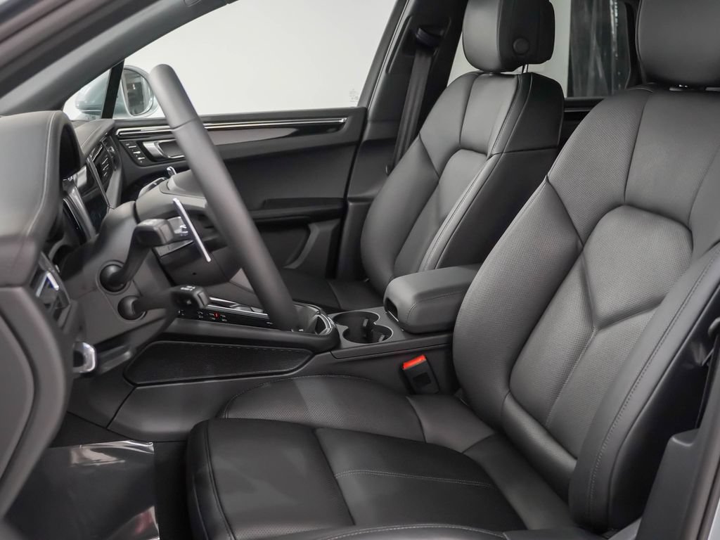 Certified 2026 Porsche Macan AWD/4WD image 5