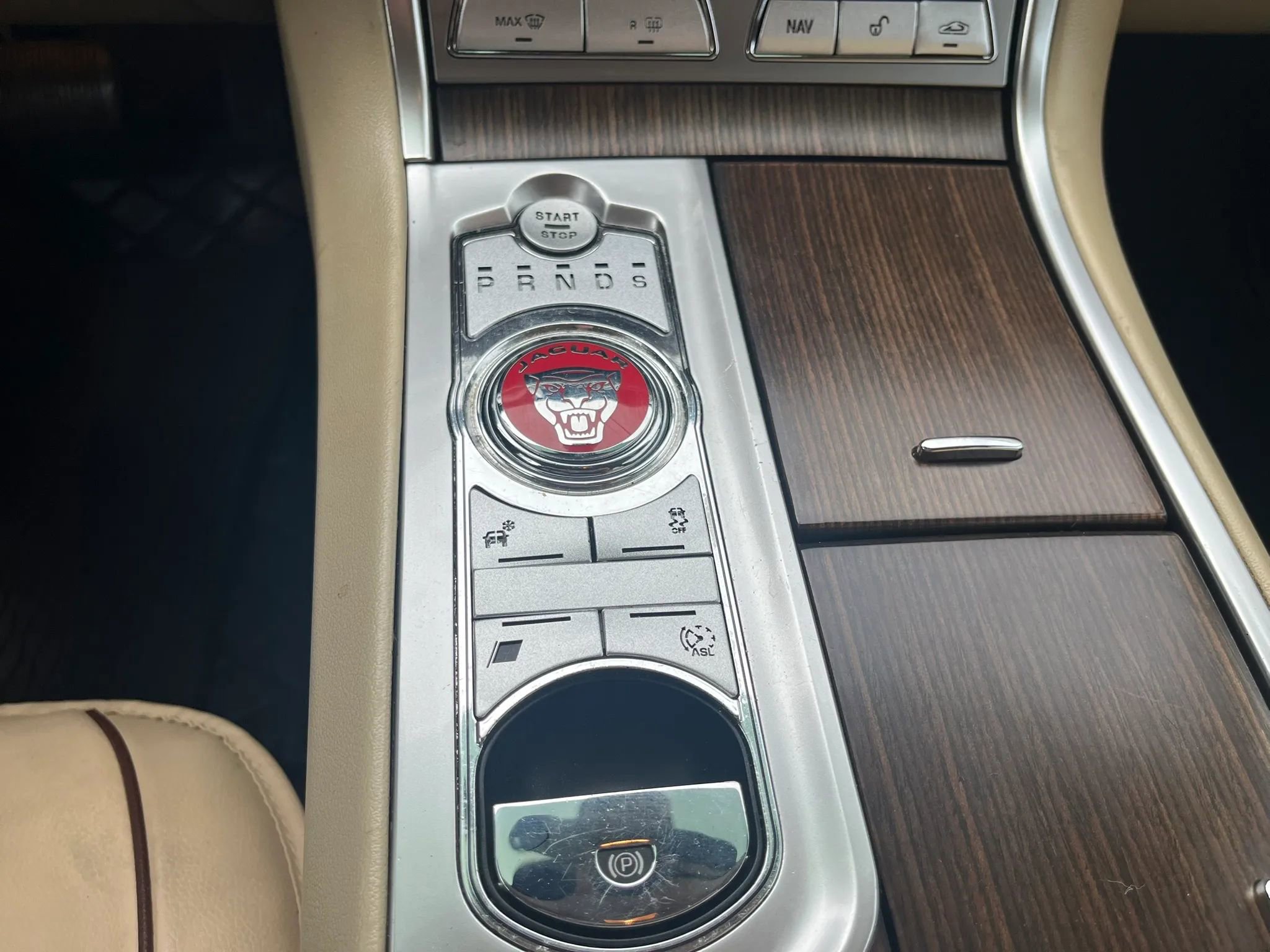 Used 2015 Jaguar XF Premium RWD image 25