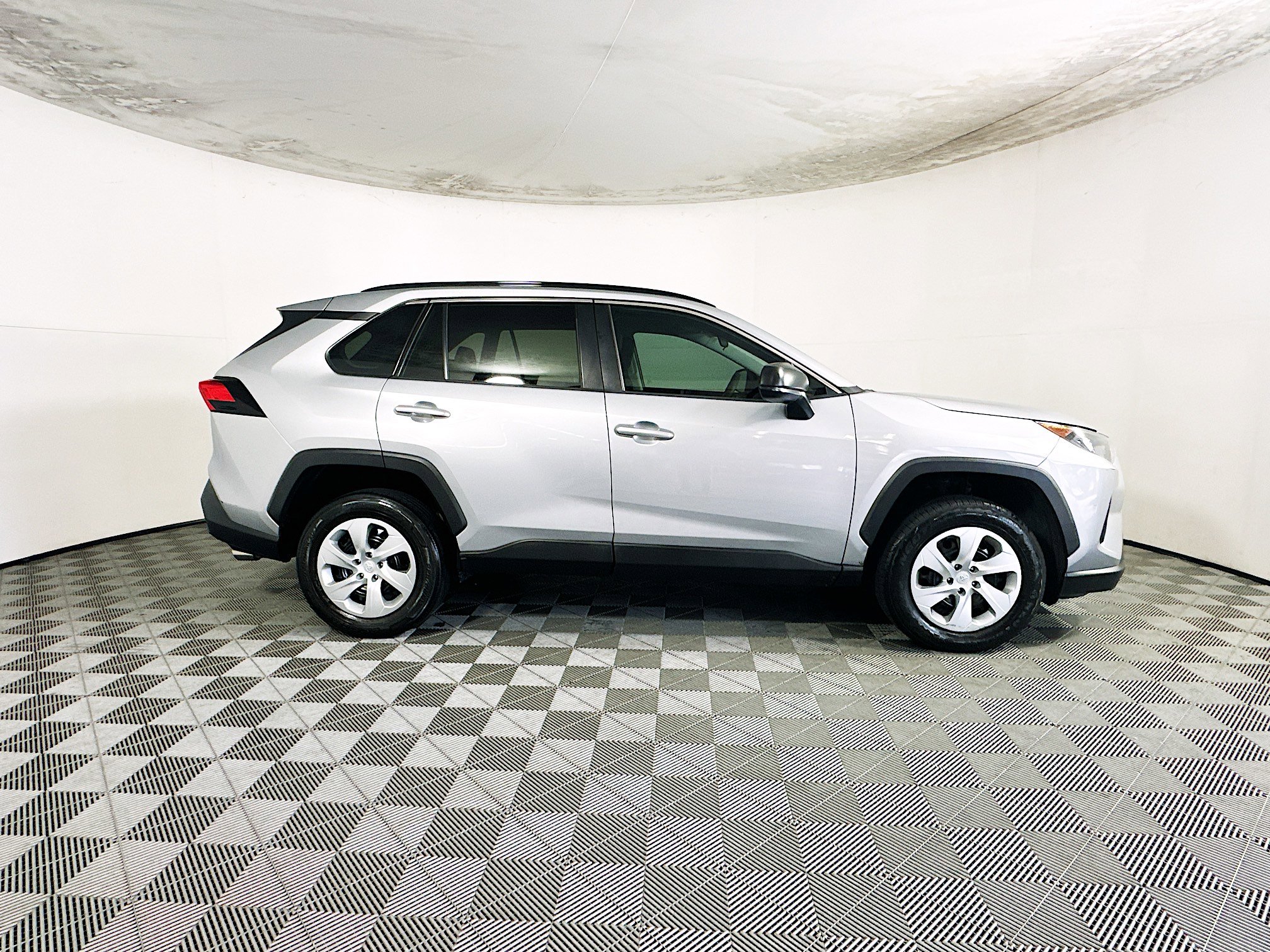 Used 2021 Toyota RAV4 LE FWD image 2