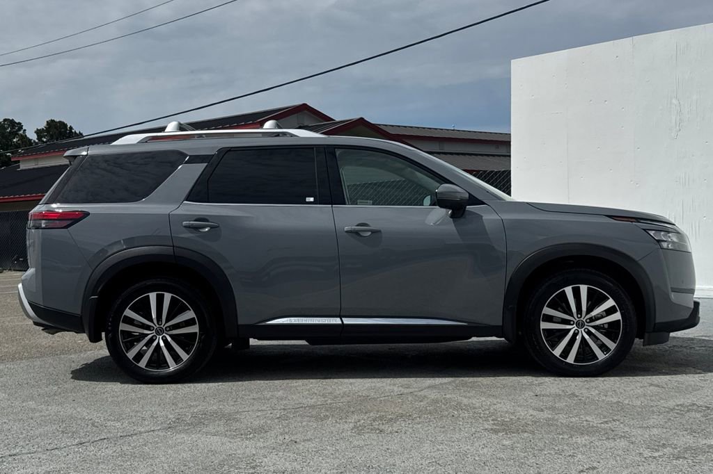 Used 2025 Nissan Pathfinder Platinum w/ Cargo Package AWD/4WD image 2