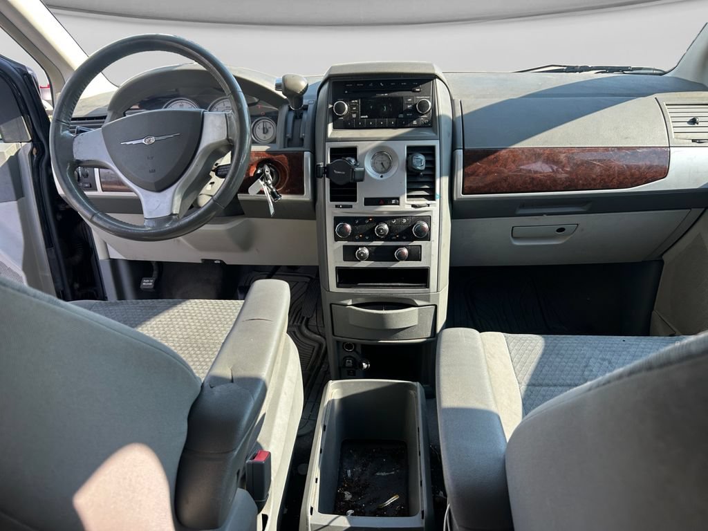 Used 2010 Chrysler Town & Country Touring FWD image 22