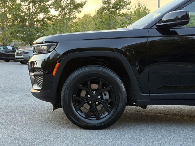 Used 2024 Jeep Grand Cherokee Altitude AWD/4WD image 9
