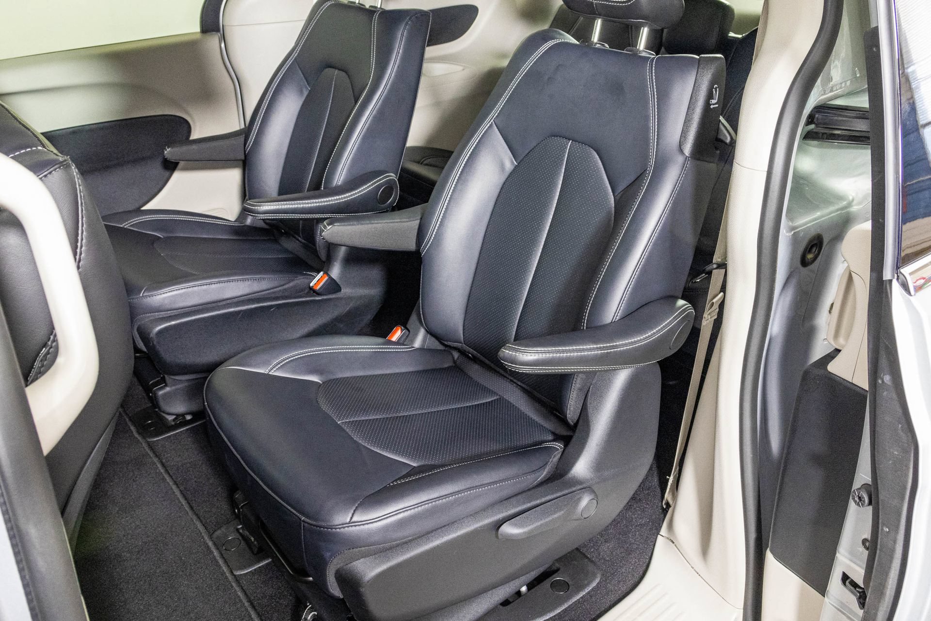 Used 2024 Chrysler Pacifica Limited FWD image 38