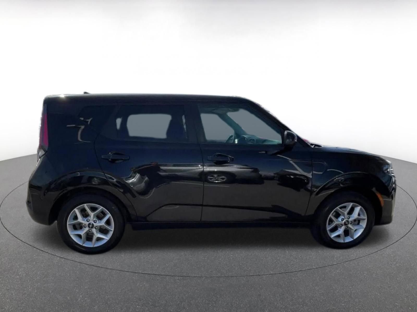 Used 2025 Kia Soul LX w/ LX Technology Package FWD image 16