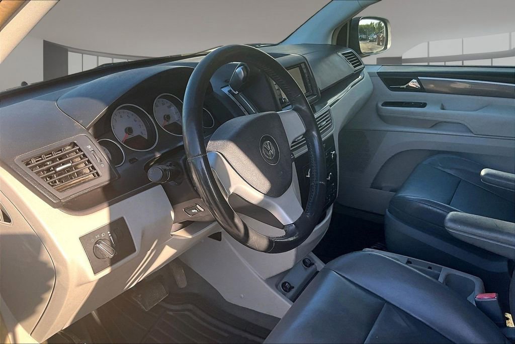 Used 2010 Volkswagen Routan SE FWD image 13