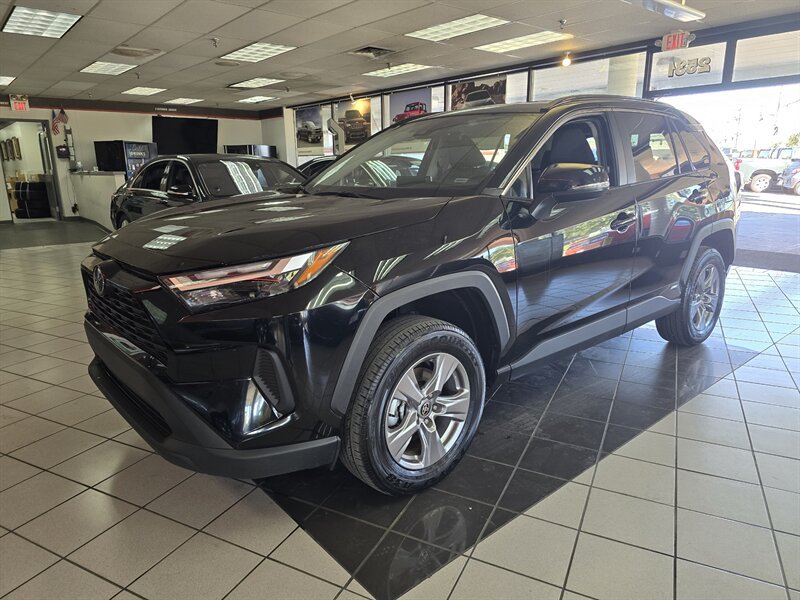 Used 2025 Toyota RAV4 XLE AWD/4WD image 1