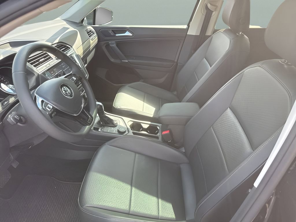 Used 2020 Volkswagen Tiguan SE w/ Panoramic Sunroof Package image 9