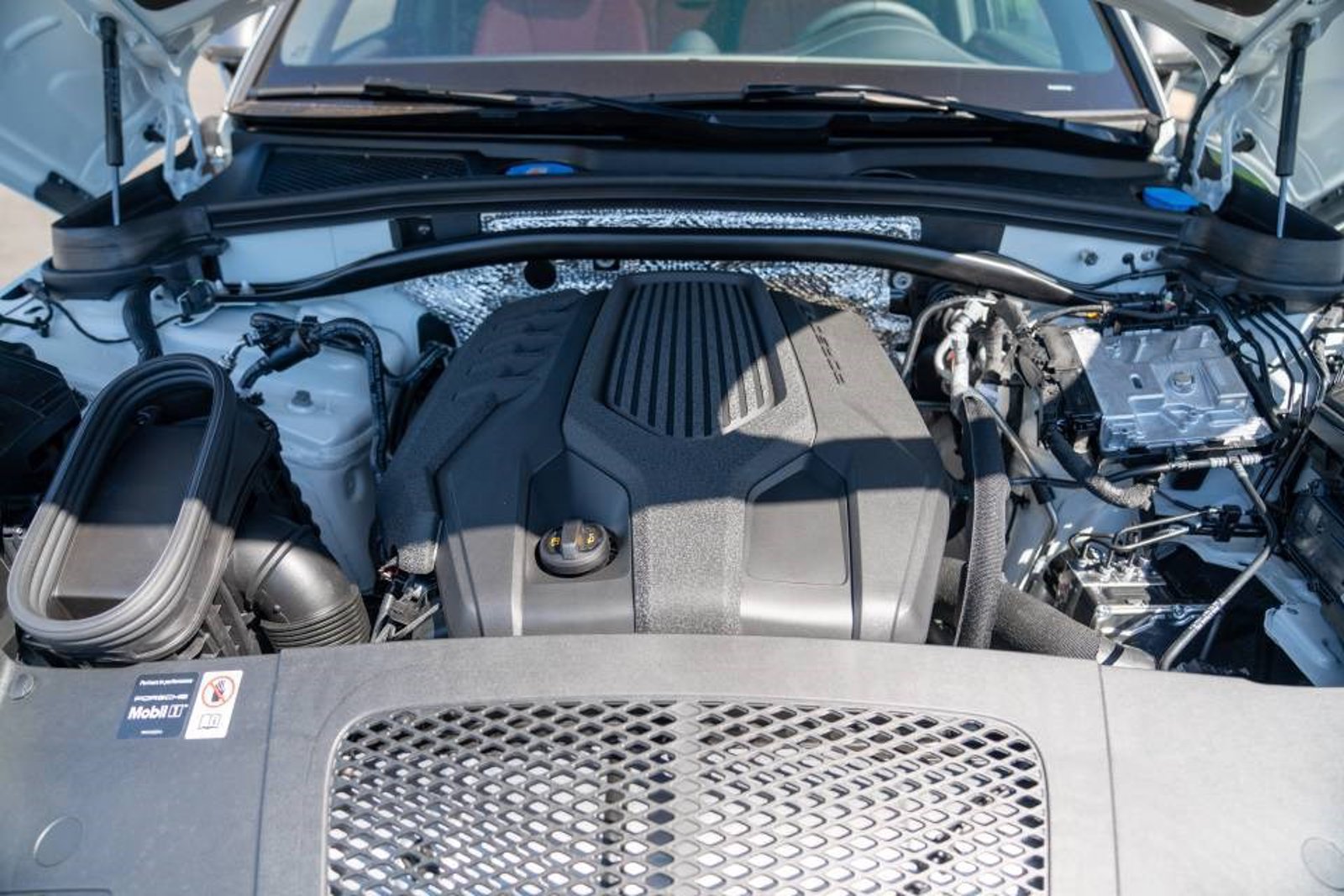New 2026 Porsche Macan Turbo AWD/4WD image 29