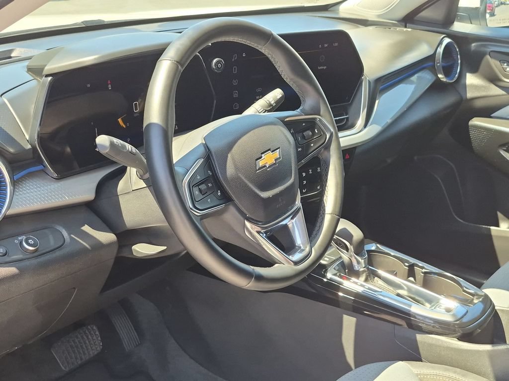 Used 2025 Chevrolet Trax LT w/ LT Convenience Package FWD image 15