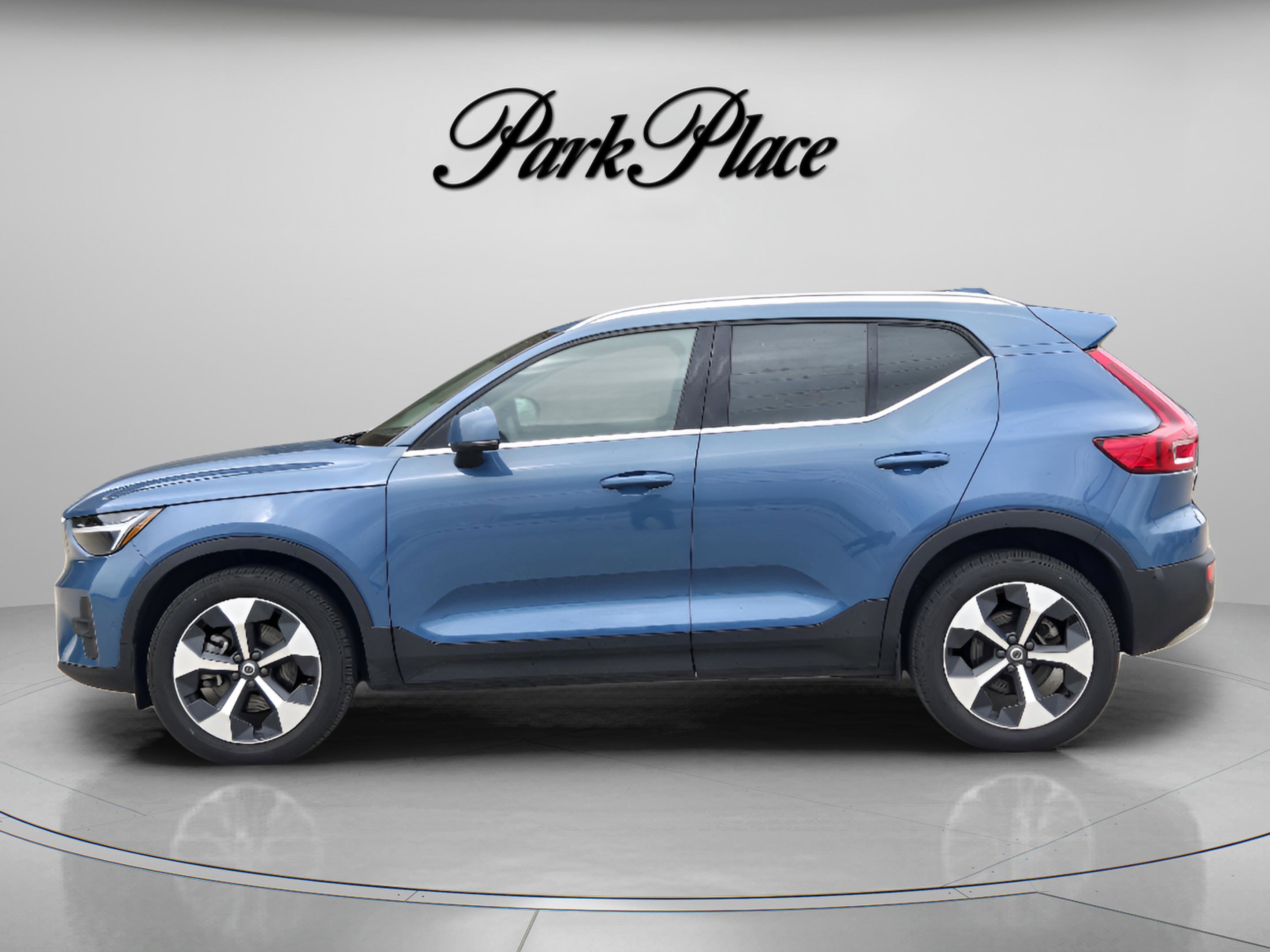 Used 2025 Volvo XC40 B5 Plus image 2