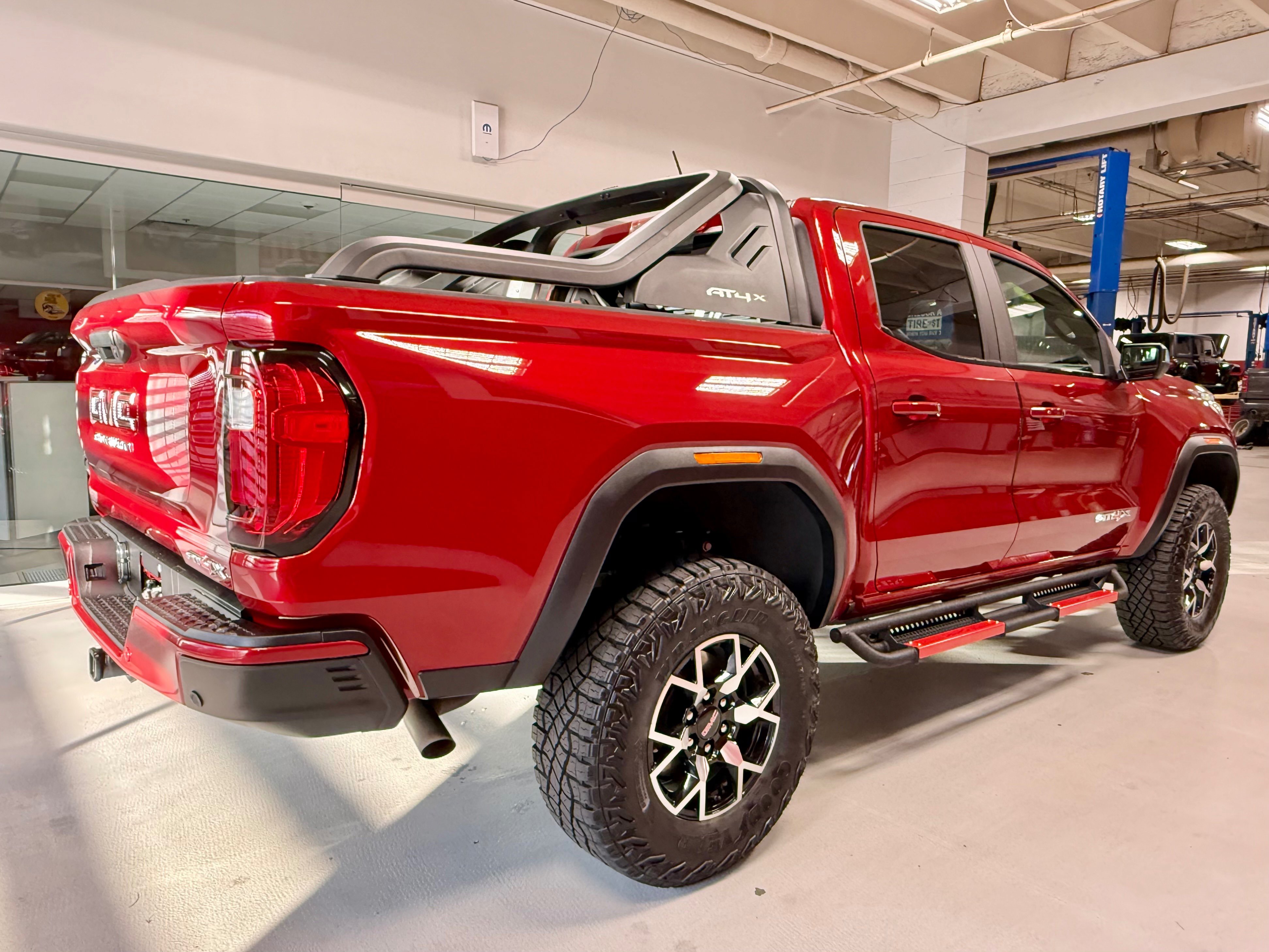 Used 2025 GMC Canyon AT4 w/ AT4X Package AWD/4WD image 10