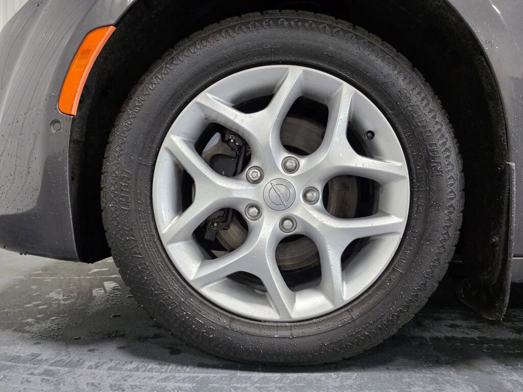 Used 2019 Chrysler Pacifica Touring-L Plus w/ Advanced Safetytec Group FWD image 5