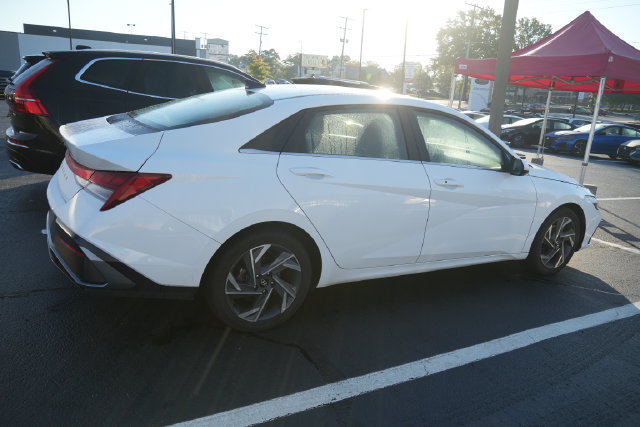 Used 2025 Hyundai Elantra SEL FWD image 21
