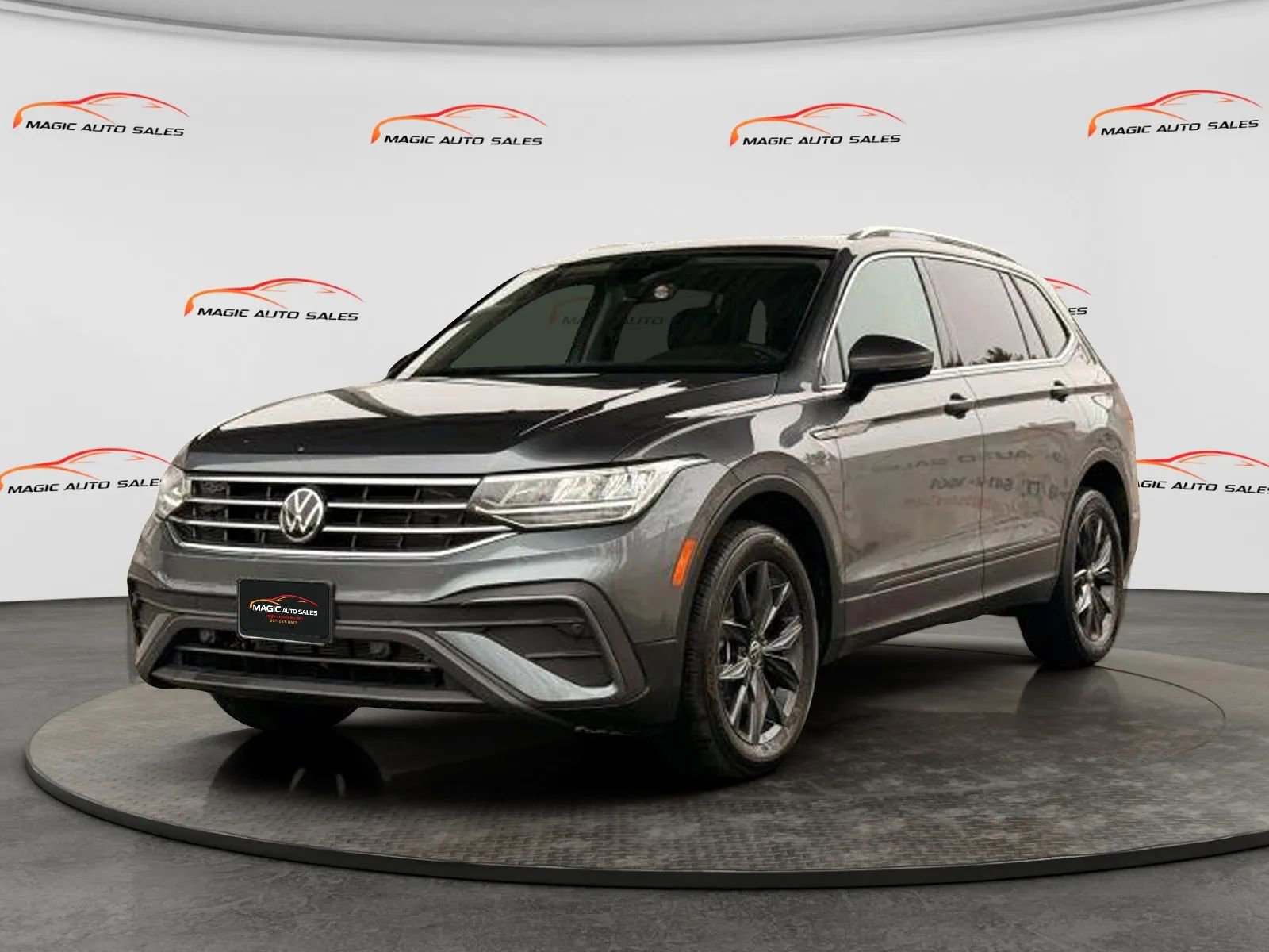 Used 2022 Volkswagen Tiguan SE w/ Panoramic Sunroof Package AWD/4WD image 2