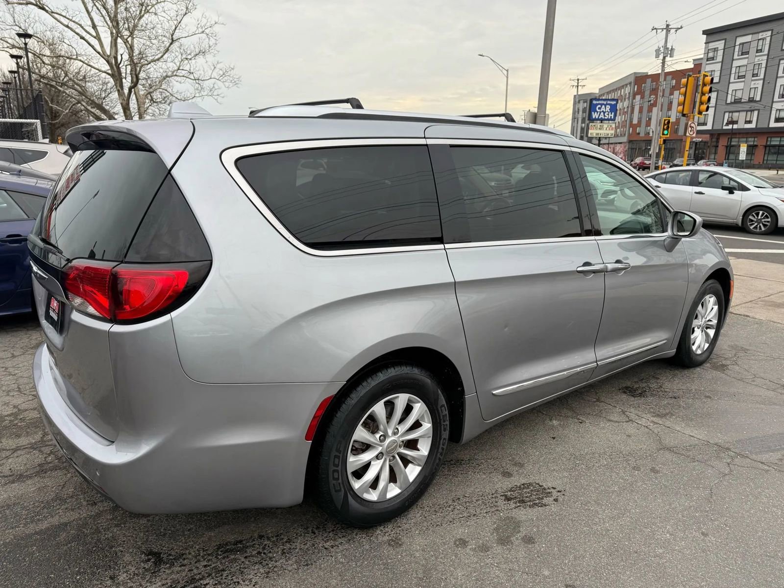 Used 2018 Chrysler Pacifica Touring-L image 6