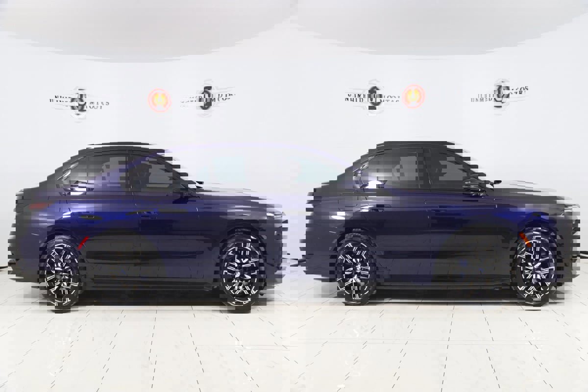 Used 2023 BMW 760i xDrive image 2