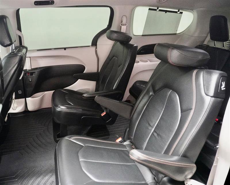 Used 2017 Chrysler Pacifica Touring-L Plus FWD image 6