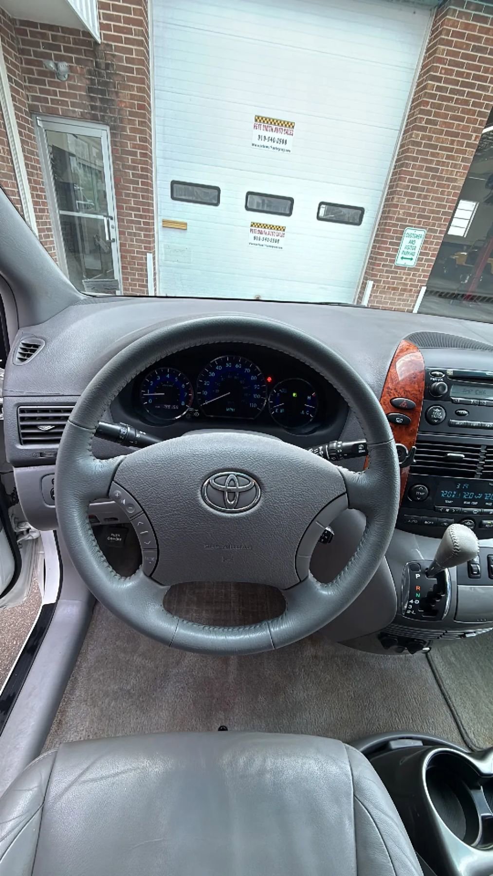 Used 2010 Toyota Sienna XLE FWD image 14