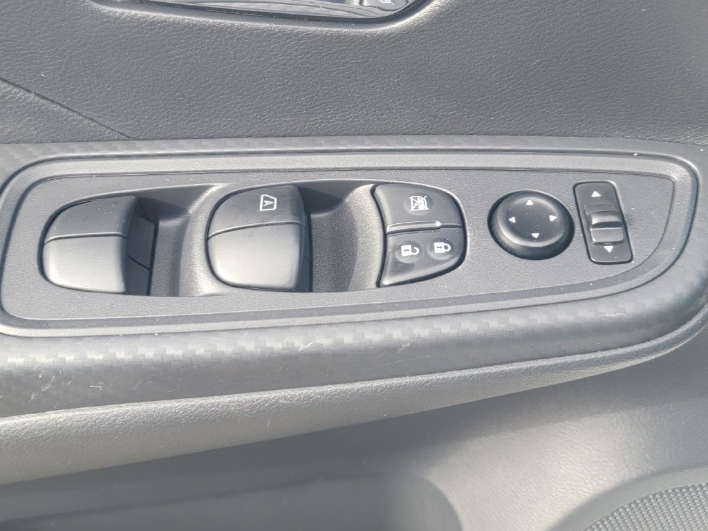 Used 2025 Nissan Versa SV FWD image 33