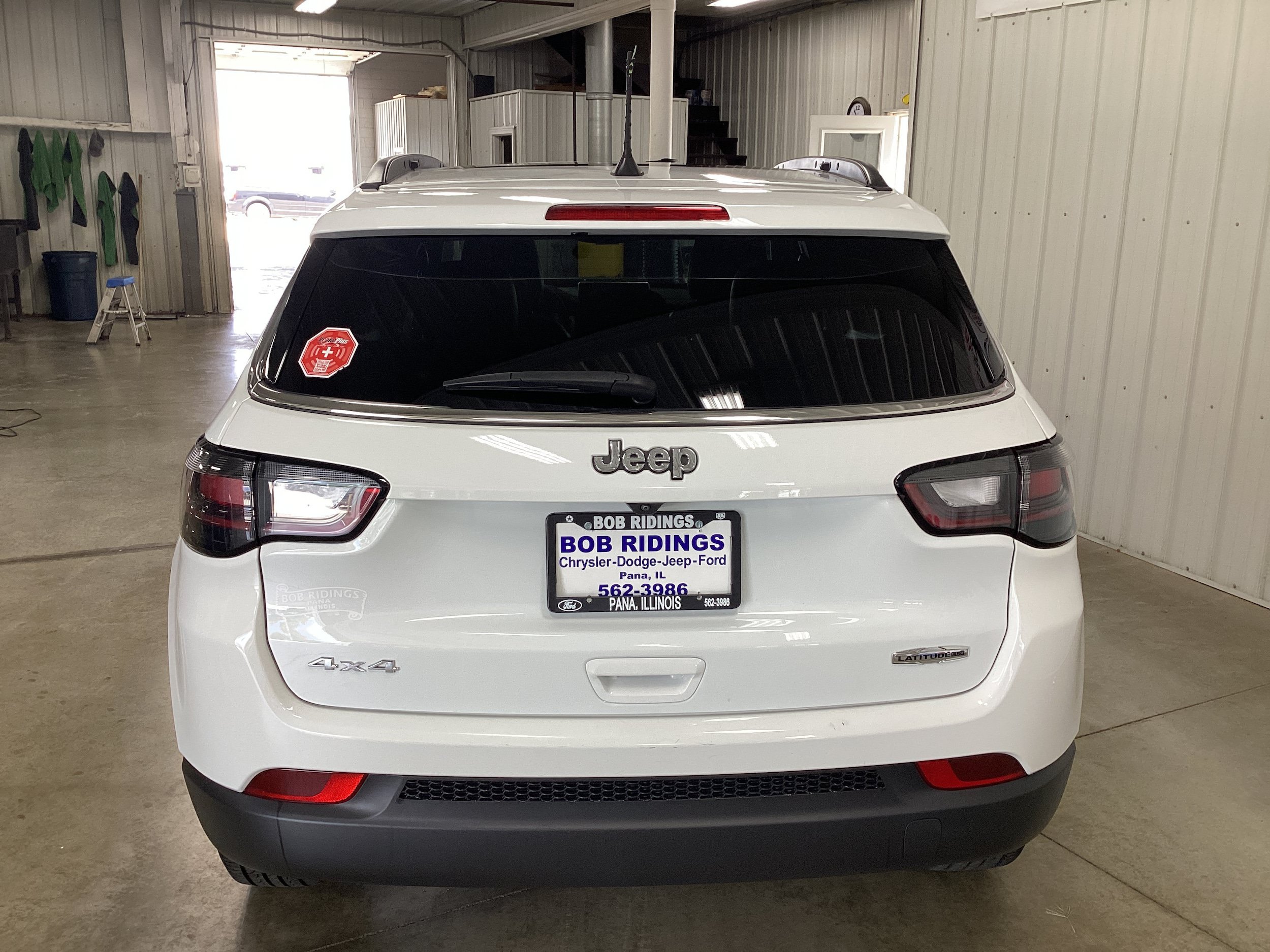 Used 2024 Jeep Compass Latitude w/ Sun and Sound Group AWD/4WD image 4