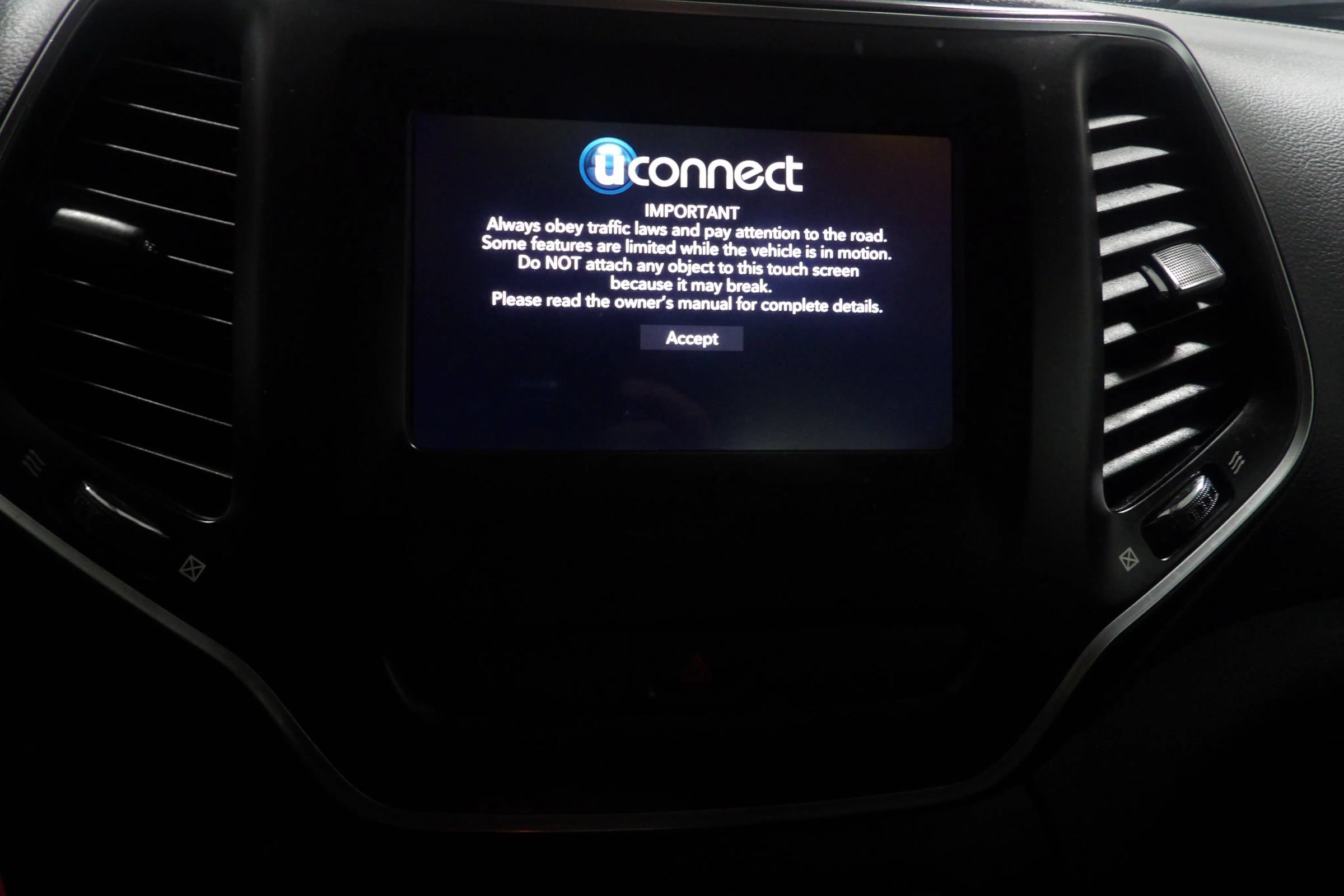 Used 2020 Jeep Cherokee Latitude w/ Cold Weather Group AWD/4WD image 11