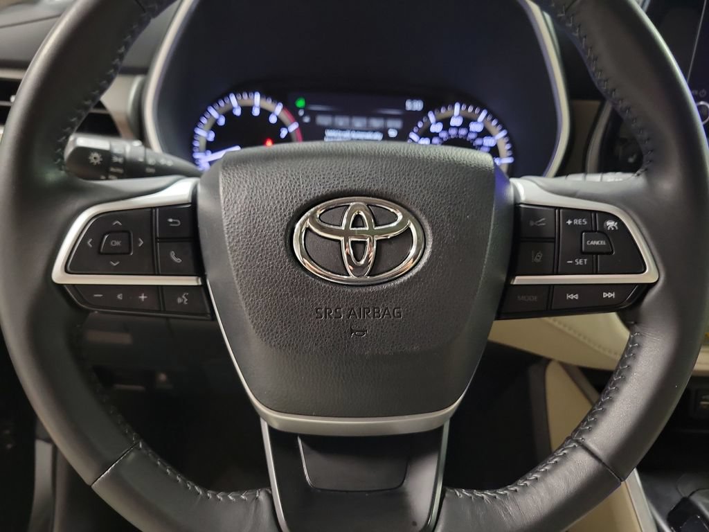 Used 2024 Toyota Highlander XLE AWD/4WD image 18