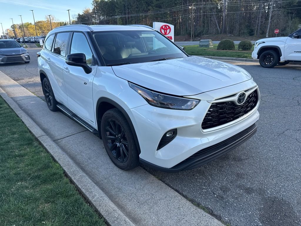 Used 2026 Toyota Highlander XLE image 3