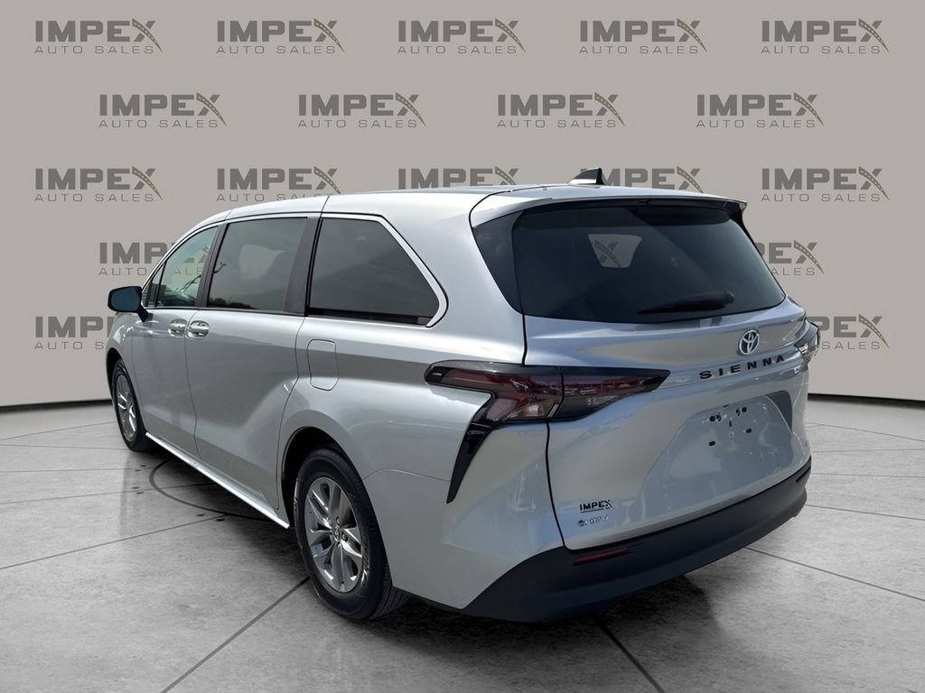 Used 2025 Toyota Sienna LE FWD image 3