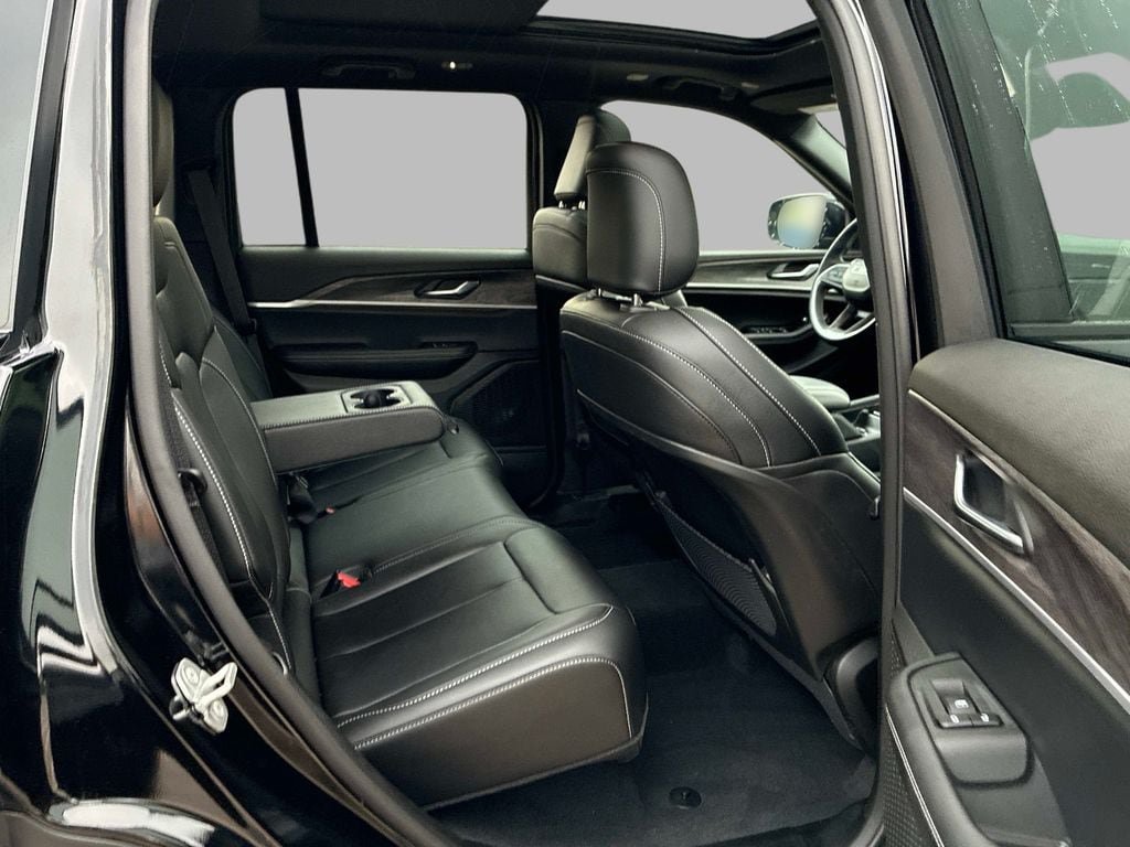 Certified 2025 Jeep Grand Cherokee Limited AWD/4WD image 10