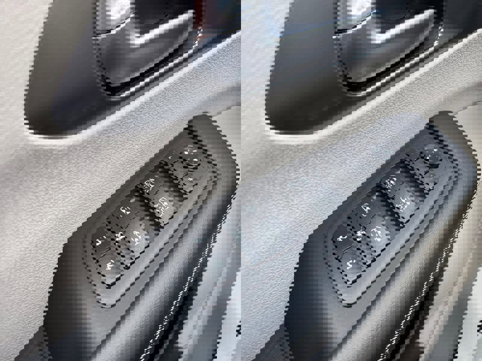 Used 2023 Chrysler Pacifica Touring-L image 18