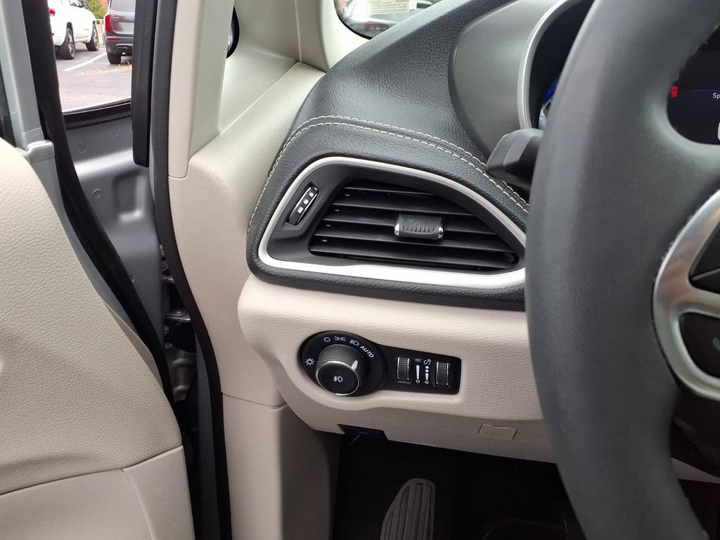 Used 2023 Chrysler Pacifica Touring-L AWD/4WD image 13
