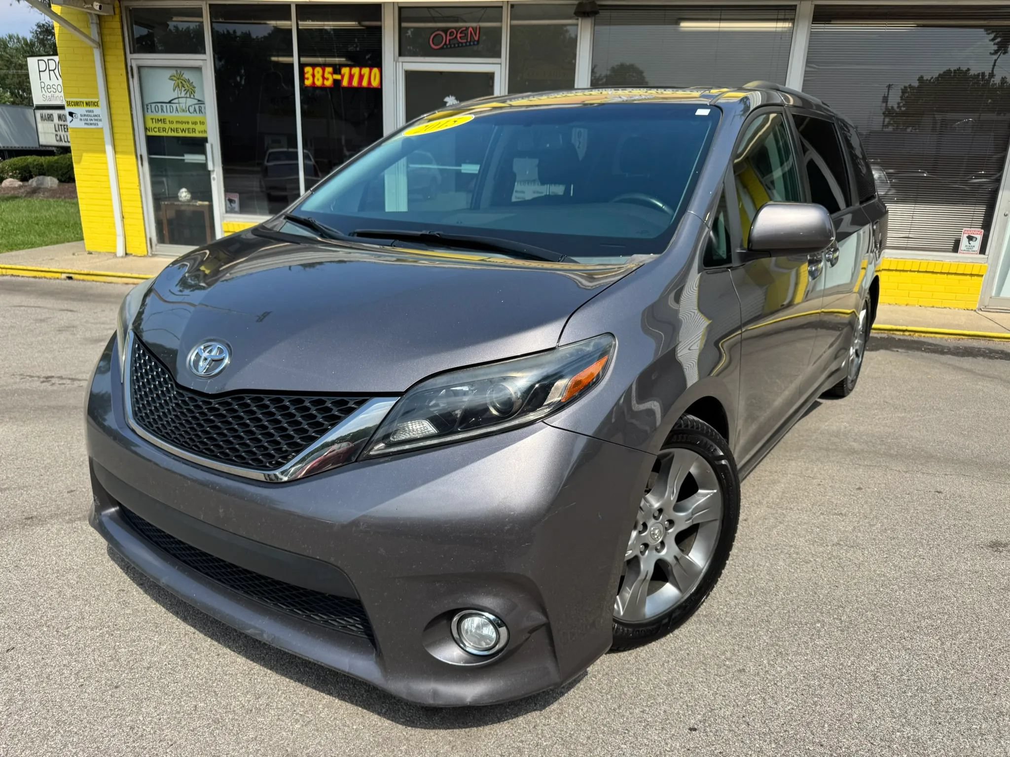 Used 2015 Toyota Sienna SE w/ SE Preferred Package FWD image 2